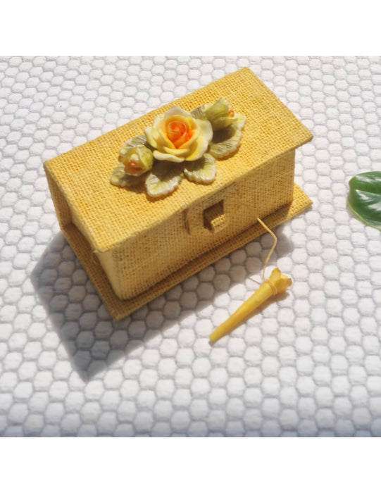 Contrasted Floret Casket With Bumblebee Blooming Rose (L)