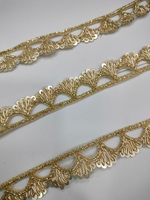 Light Gold Radiance: Scalloped Zardozi Handwork Trim