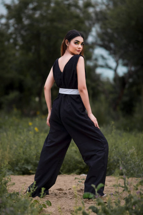 V NECK BOLD BLACK JUMPSUIT