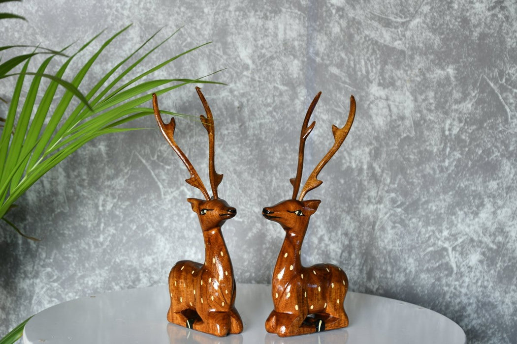 Pair of wooden sitting deer